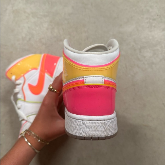air jordan one mid SE GS “edge glow” - Picture 6 of 9
